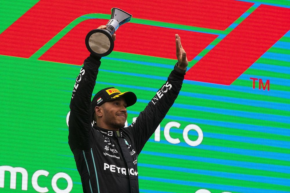 Lewis Hamilton, Mercedes-AMG, 2a posizione, solleva il trofeo