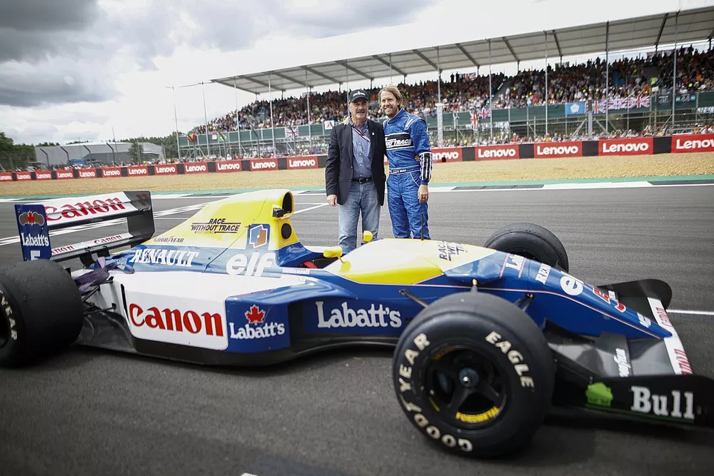 El campe&oacute;n del mundo de 1992, Nigel Mansell, con su Williams FW14B, y Sebastian Vettel, Aston Martin