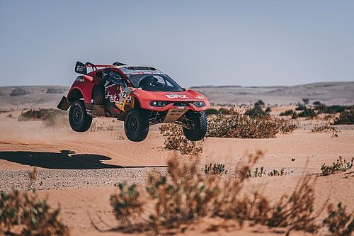 Loeb entra en el top 10 histórico del Dakar; Sainz, top 3 en la etapa 7