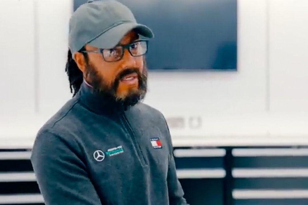 Vídeo: Hamilton sorprende a unos niños en una visita a la fábrica de Mercedes