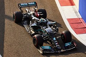 Hamilton összeesküvést sejt Verstappen elfékezése mögött