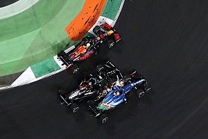 F1サウジアラビアGP決勝:タイトル候補が”同点”で最終戦へ……波乱が波乱を呼ぶレースでハミルトンをフェルスタッペン下す