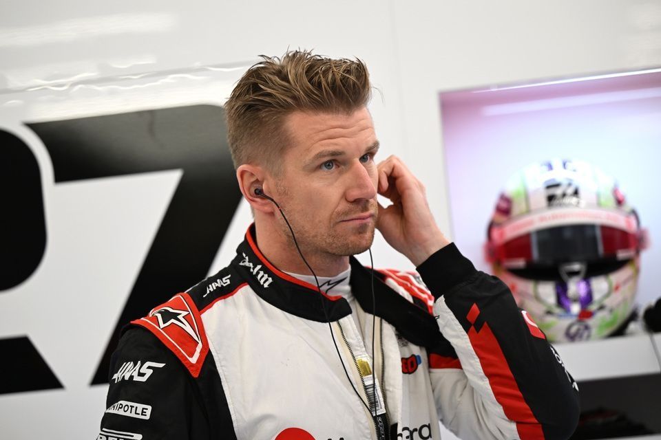 Nico Hulkenberg, Haas F1 Team, se pone los auriculares antes de la sesi&oacute;n
