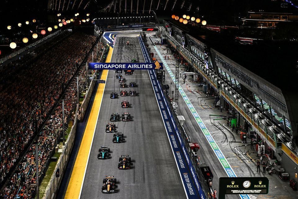 Lando Norris, McLaren MCL38, Max Verstappen, Red Bull Racing RB20, Lewis Hamilton, Mercedes F1 W15, the rest of the field at the race start