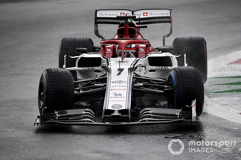 Raikkonen klaagt over huidige F1-regenbanden: "Lijkt belachelijk"