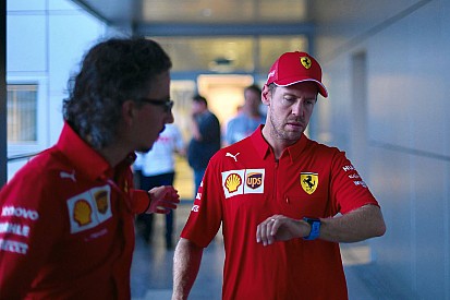 A nap képe: Vettel és az ázsiai rajongója a reptéren