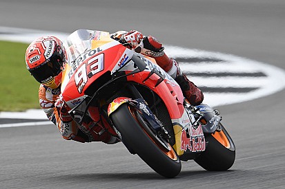 MotoGP, Silverstone, Libere 2: Marquez cade ma è primo, Rossi 17°