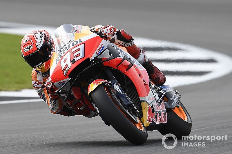 MotoGP, Silverstone, Libere 2: Marquez cade ma è primo, Rossi 17°