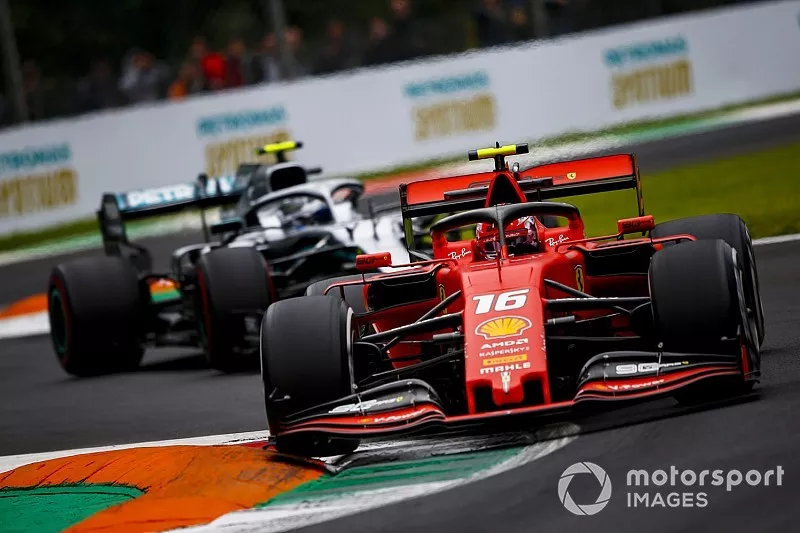 Charles Leclerc, Ferrari SF90, precede Valtteri Bottas, Mercedes AMG W10