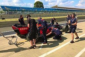Un fuerte accidente de Buemi con el Red Bull limita los test de Pirelli