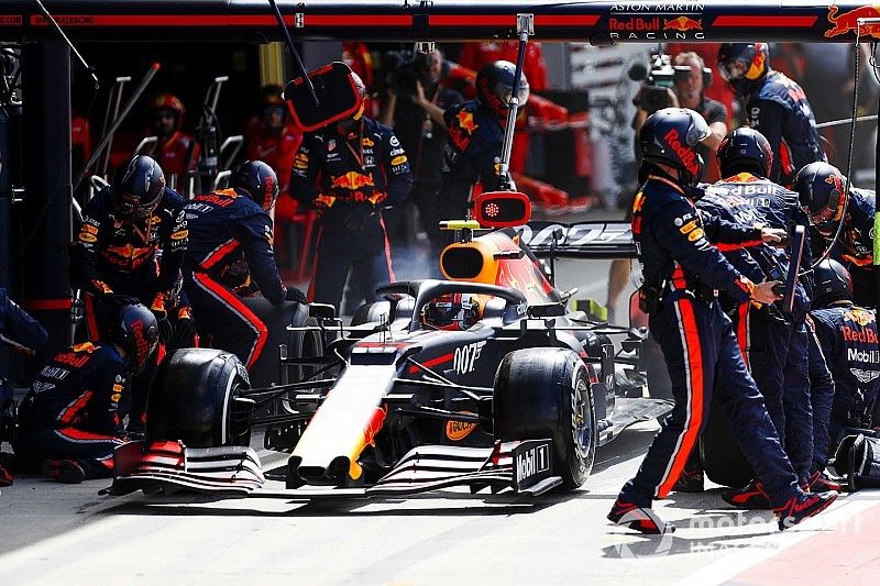 Pierre Gasly, Red Bull Racing RB15, pit stop