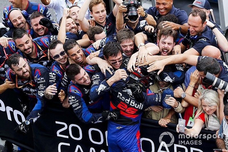 Le troisième, Daniil Kvyat, Toro Rosso avec son équipe dans le Parc Fermé
