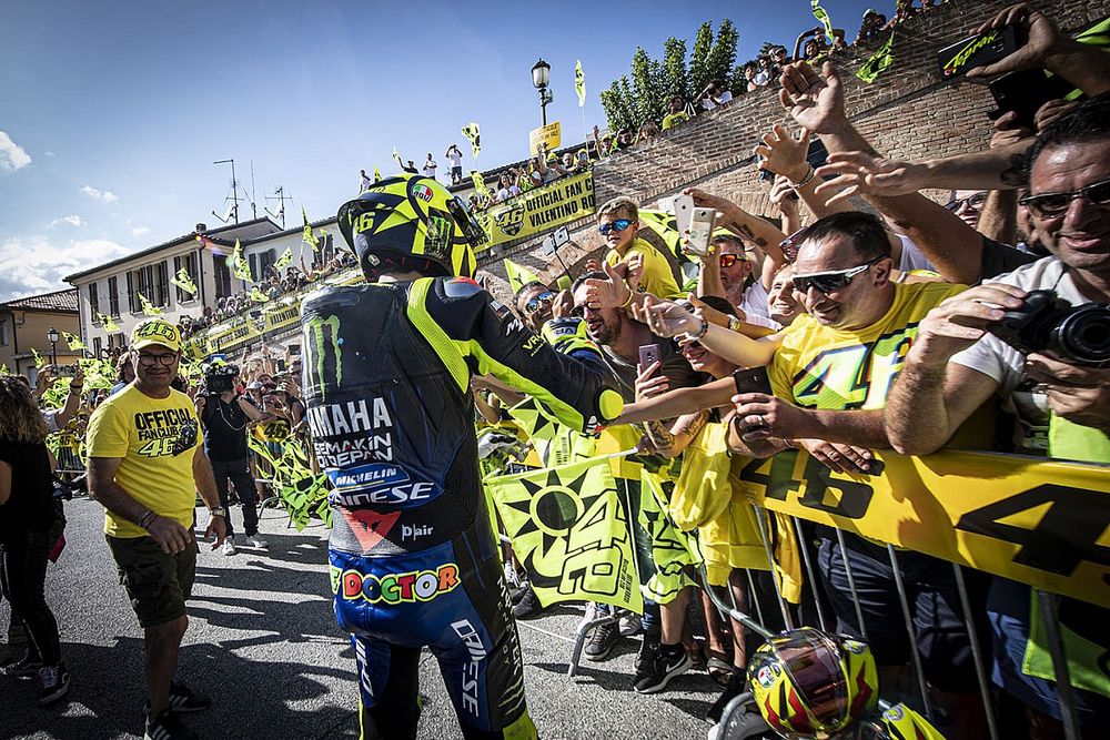 Valentino Rossi, Yamaha Factory Racing with fans