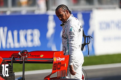 Hamilton jól megnézte magának a Ferrarit: képek