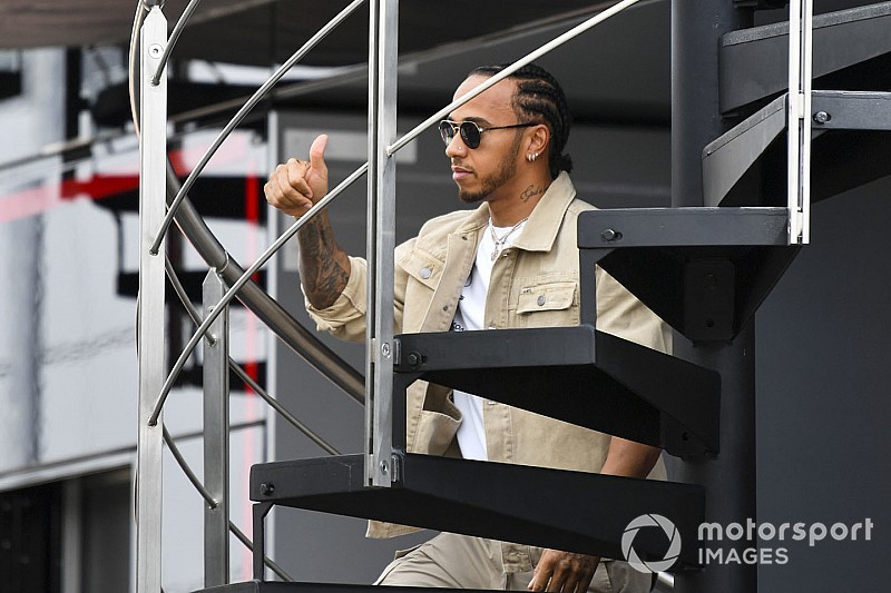 Ilyen elegánsan sem rollerezett még Hamilton