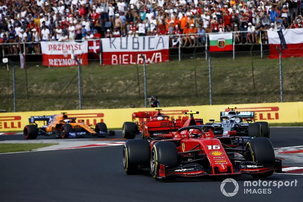 Charles Leclerc, Ferrari SF90, lidera Valtteri Bottas, Mercedes AMG W10, Sebastian Vettel, Ferrari SF90, y Carlos Sainz Jr, McLaren MCL34