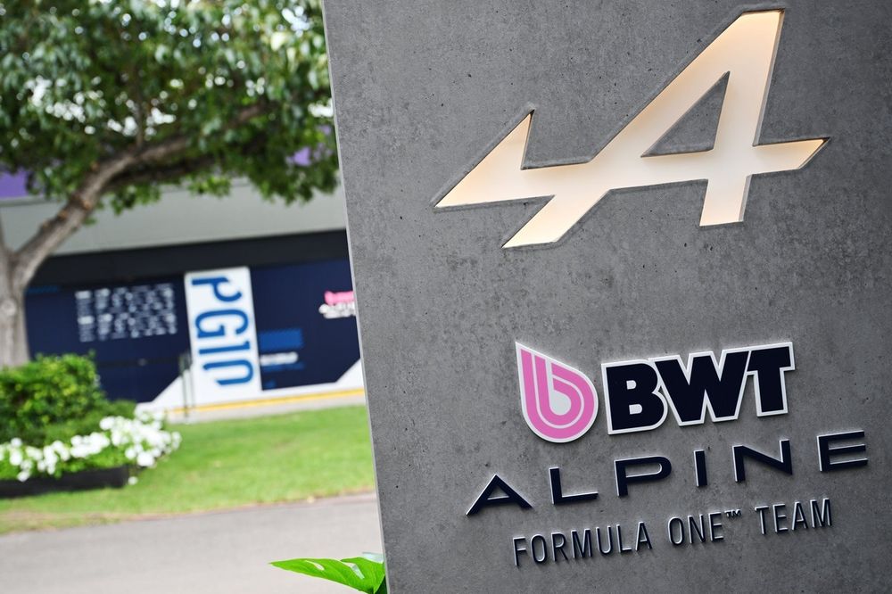 Un logo Alpine dans le paddock