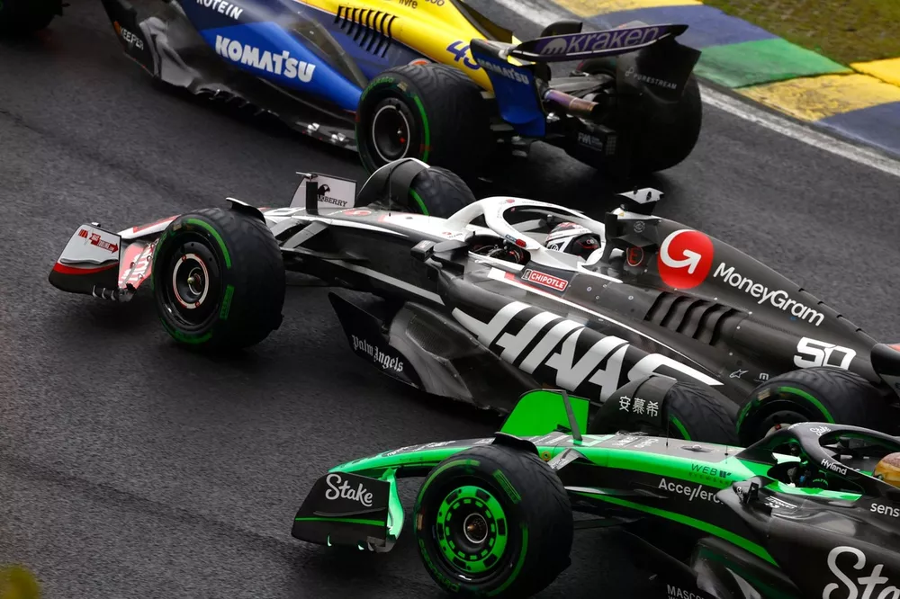 Oliver Bearman, Haas VF-24, battles with Valtteri Bottas, Stake F1 Team KICK Sauber C44 