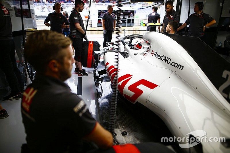 Kevin Magnussen, Haas F1 Team, en el garaje del equipo