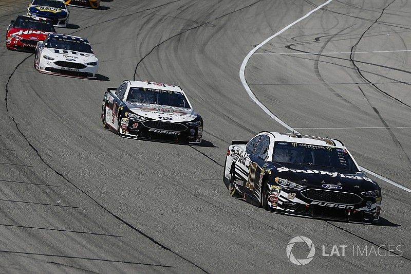 Aric Almirola, Stewart-Haas Racing, Ford Fusion Smithfield, Kevin Harvick, Stewart-Haas Racing, Ford Fusion Jimmy John's Kickin' Ranch and Kevin Harvick, Stewart-Haas Racing, Ford Fusion Jimmy John's Kickin' Ranch lead the field