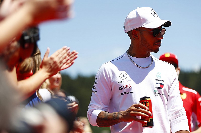 Hamilton: Az F1 tele van gazdag gyerekekkel