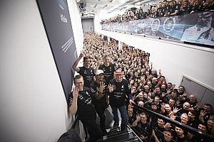 In beeld: Mercedes vormt erehaag voor Lewis Hamilton