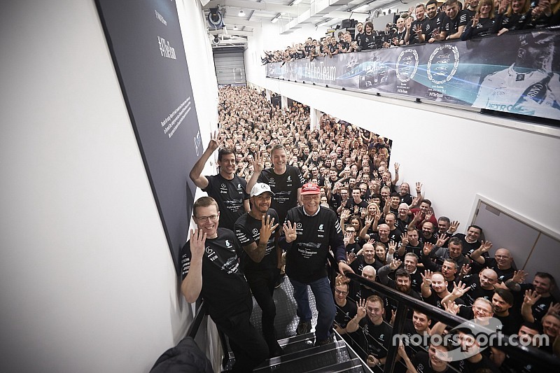 In beeld: Mercedes vormt erehaag voor Lewis Hamilton
