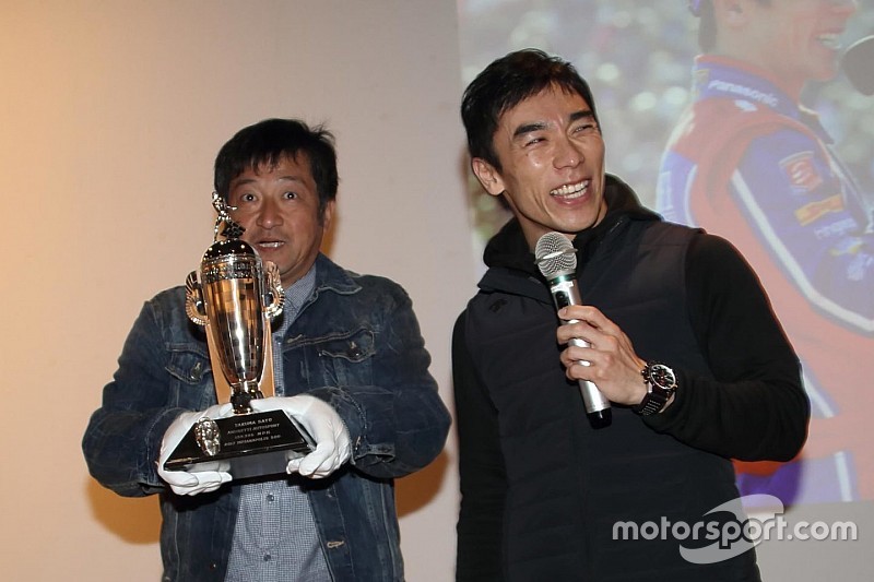JRPA写真展で佐藤琢磨トークショー開催。“ベイビーボルグ”日本初披露