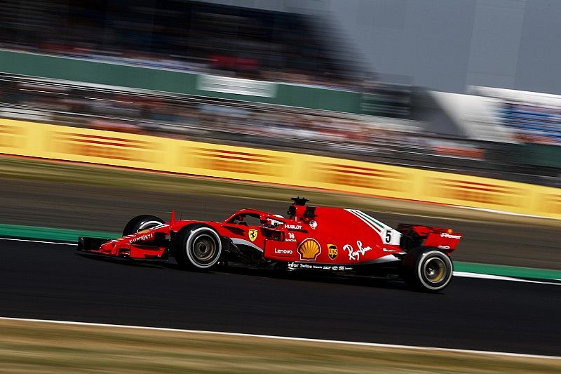 Vettel cerró el viernes delante de Hamilton en Silverstone