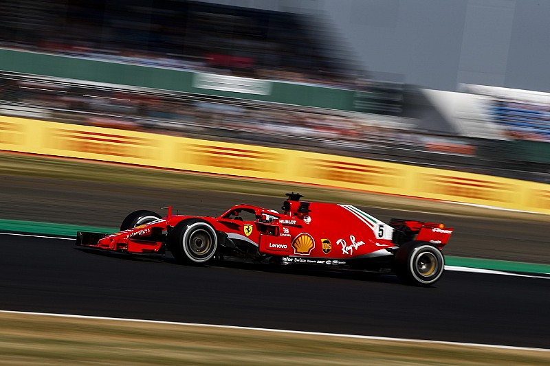 Vettel neemt de leiding in tweede training op Silverstone, crash Verstappen