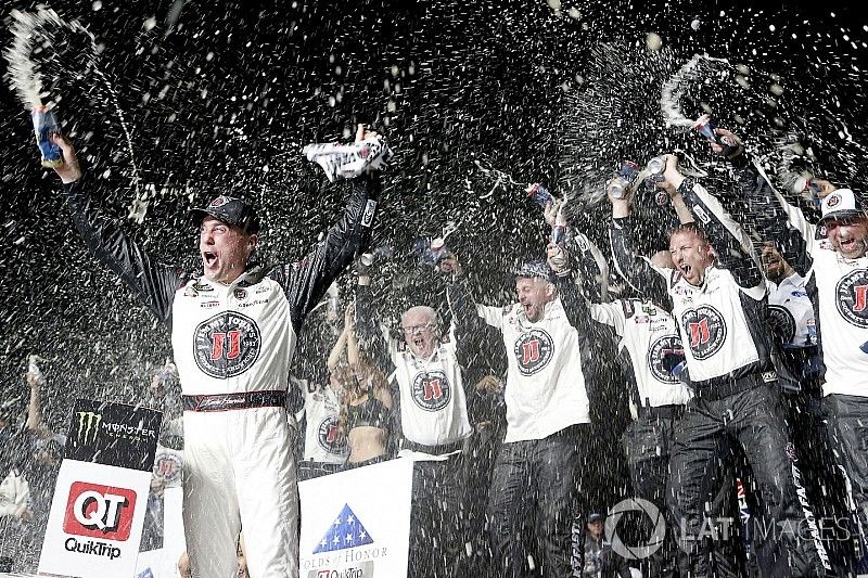 Harvick domina e volta a vencer em Atlanta após 17 anos
