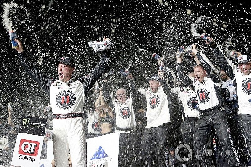 Race winner Kevin Harvick, Stewart-Haas Racing, Jimmy John's Ford Fusion