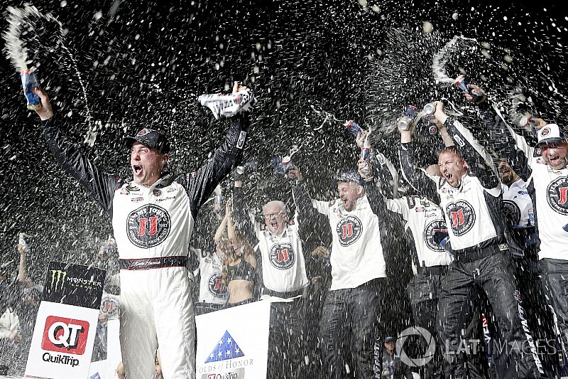 Kevin Harvick completa un dominante fin de semana en Atlanta