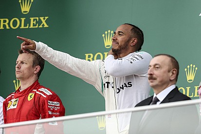 Hamilton llegó tarde al podio de Bakú por ir a animar a Bottas