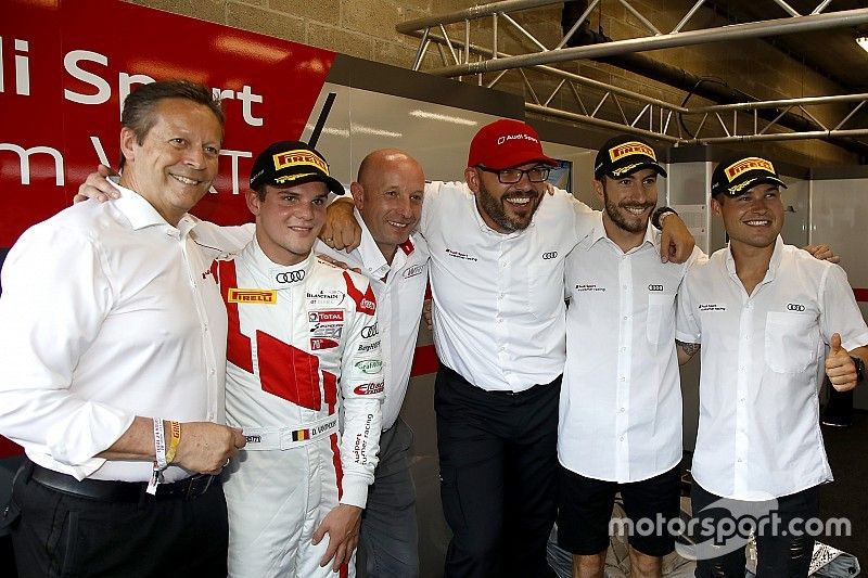 Pole position de #1 Belgian Audi Club Team WRT Audi R8 LMS: Alex Riberas, Christopher Mies, Dries Vanthoor con Chris Reinke, jefe de Audi Sport Customer Racing