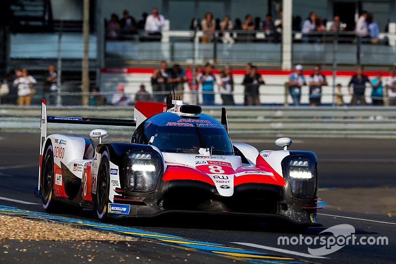 Le Mans 24h: Toyotas a lap clear after four hours