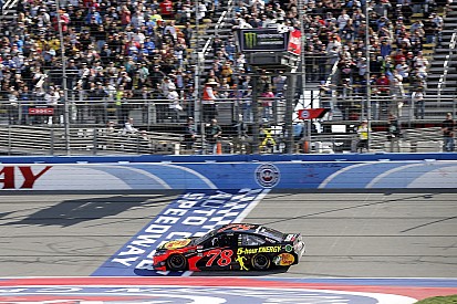 Ecco il ruggito del campione: a Fontana vince Martin Truex Jr