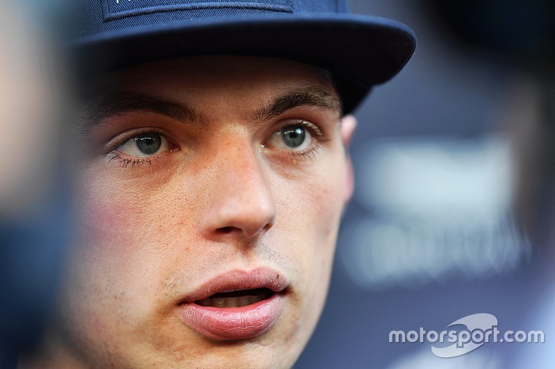 Norris neemt het op voor Verstappen na kritiek op online rijgedrag