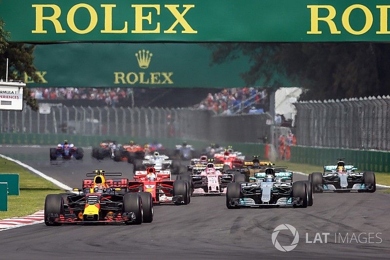 Max Verstappen, Red Bull Racing RB13 mène au départ, Lewis Hamilton, Mercedes-Benz F1 W08  victime d'une crevaison après un contact avec Sebastian Vettel, Ferrari SF70H