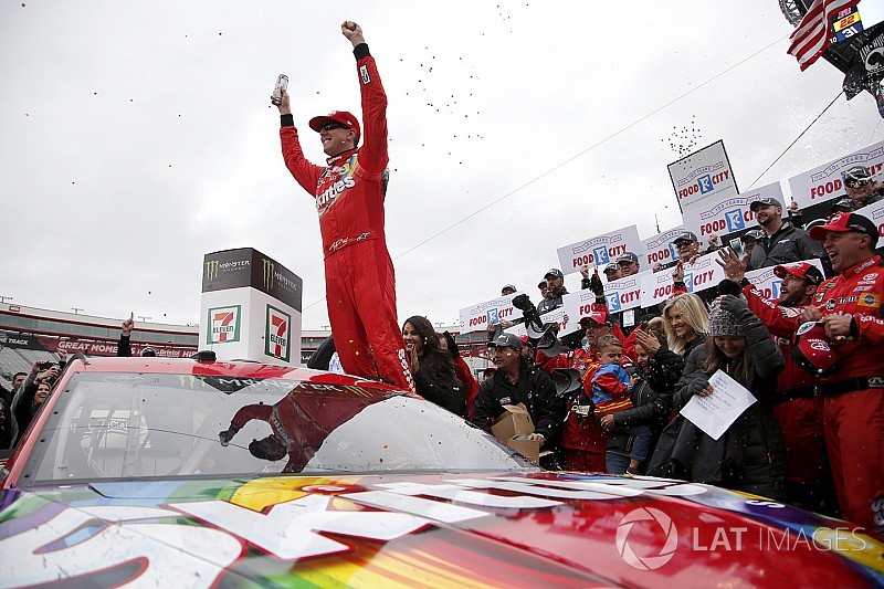 Буш выиграл вторую гонку NASCAR подряд