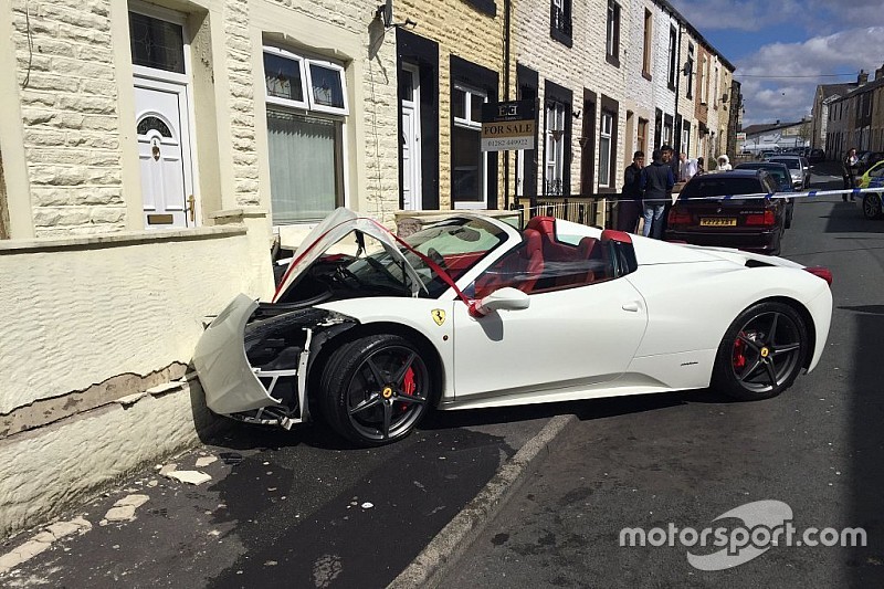 Pasgetrouwd stel sluit bruiloft af met crash in Ferrari 458