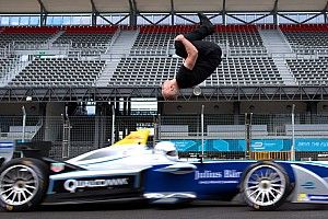 Video, così la Formula E si dà anche al… salto in lungo!