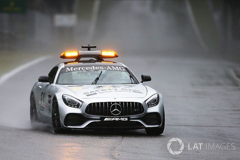 El Safety Car hace algunas vueltas para verificar las condiciones