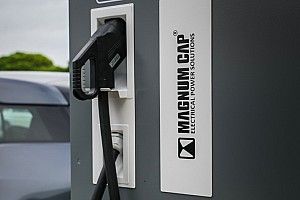 Le Tesla da corsa saranno ricaricate dalla Magnum Cap
