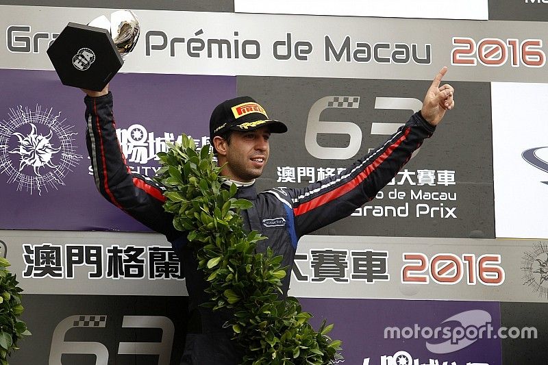 Podium: Race winner António Felix da Costa, Carlin Dallara Volkswagen