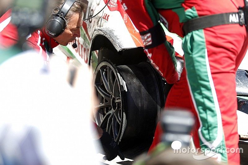 El coche de Tiago Monteiro, Honda Racing Team JAS, Honda Civic WTCC después del choque