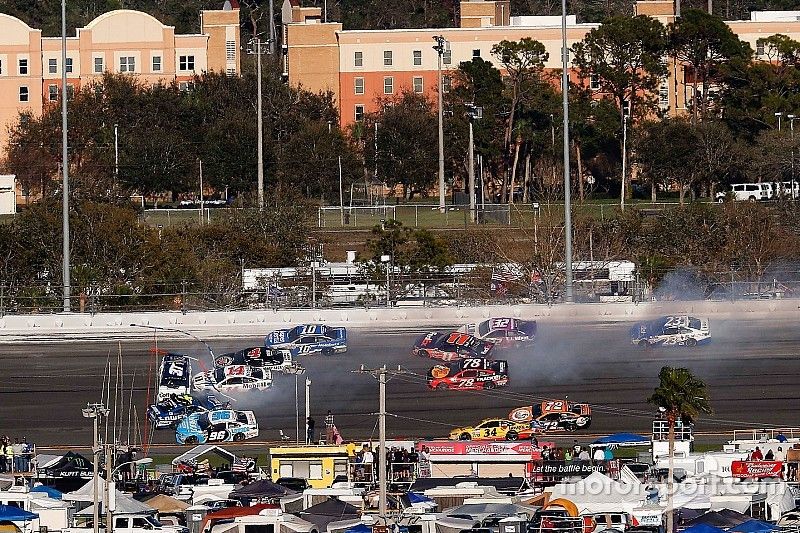 Jimmie Johnson, Hendrick Motorsports Chevrolet, Clint Bowyer, Stewart-Haas Racing Ford, Kevin Harvick, Stewart-Haas Racing Ford, D.J. Kennington, Gaunt Brothers Racing Toyota, crash