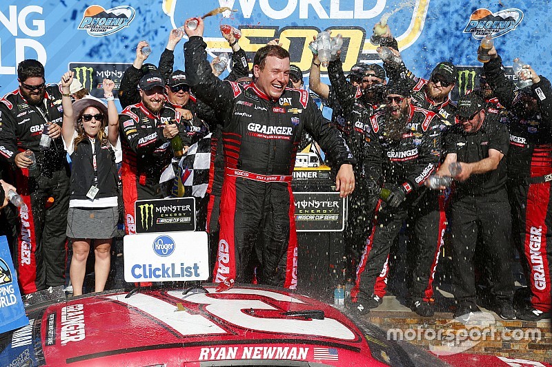Newman aparece no fim e quebra jejum de vitórias na NASCAR