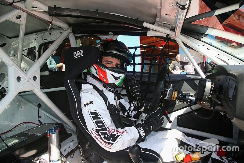 Marco Melandri correrà nella Seat Leon Cup Italia ad Imola