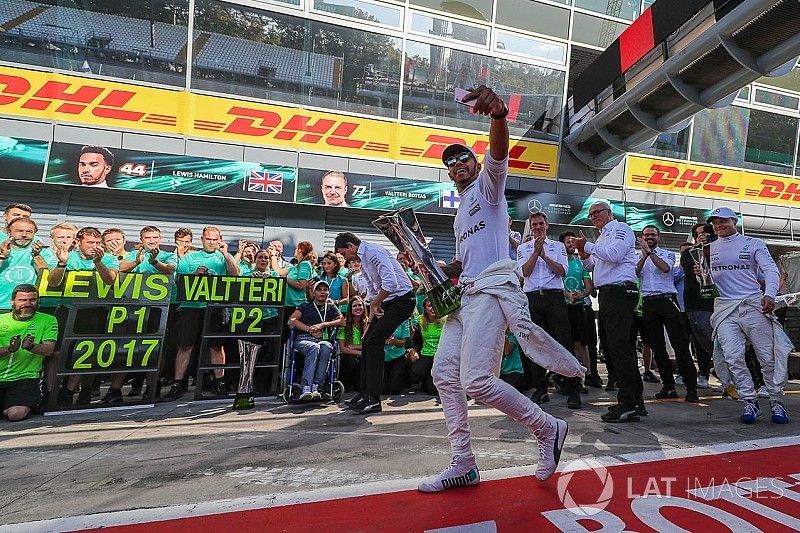 Race winner Lewis Hamilton, Mercedes AMG F1 and Valtteri Bottas, Mercedes AMG F1 celebrate, the team